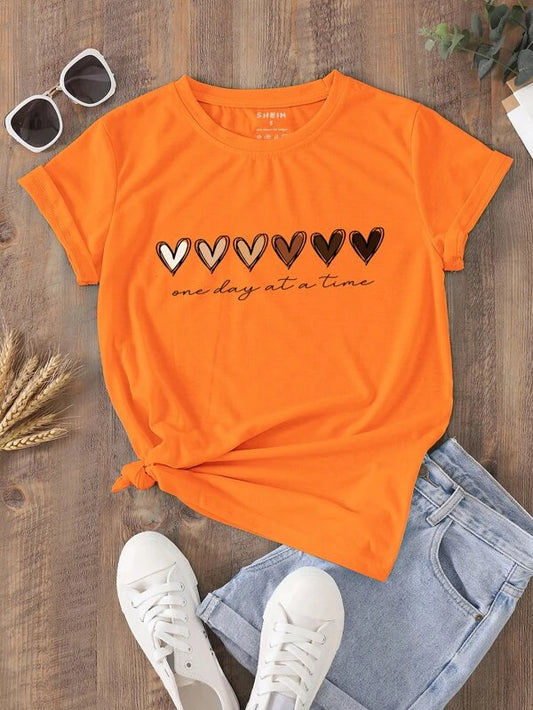 Sophie - Oranje Hart en Slogan Graphic Tee