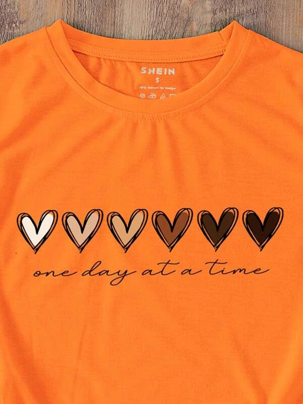 Sophie - Oranje Hart en Slogan Graphic Tee