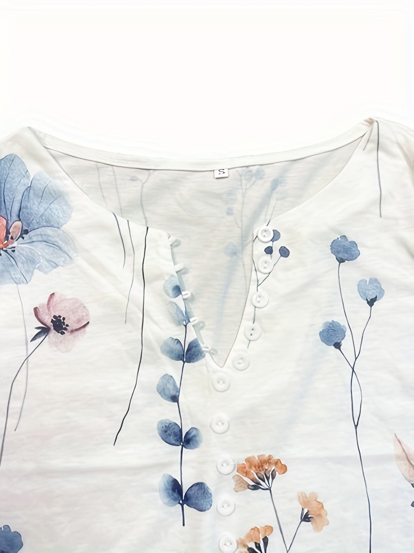 Bianca - Bloemenprint T-shirt met Knoopjes