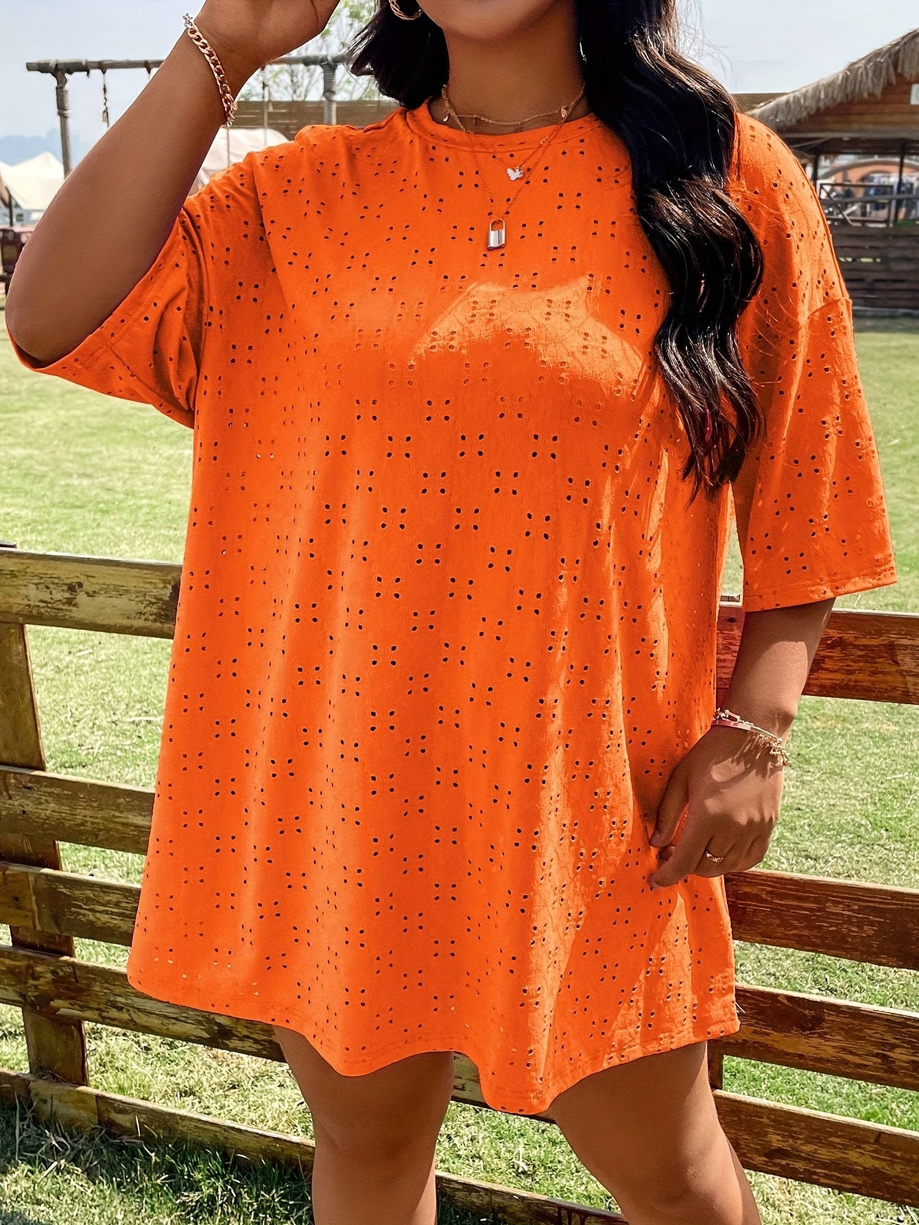 Sophie - Oranje T-shirt met uitsnijdingen