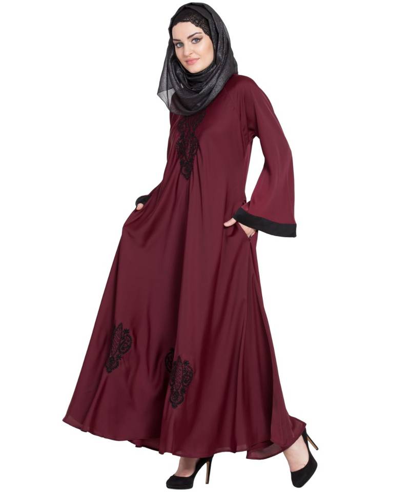 Nora - Geborduurde Nida Abaya in Maroen