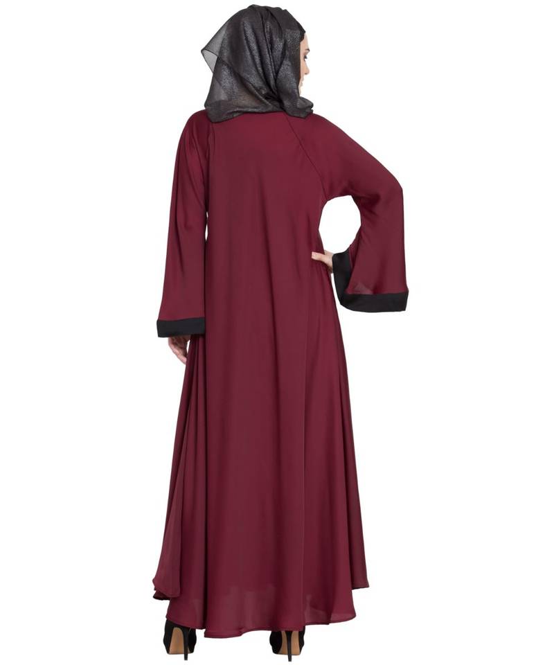 Nora - Geborduurde Nida Abaya in Maroen