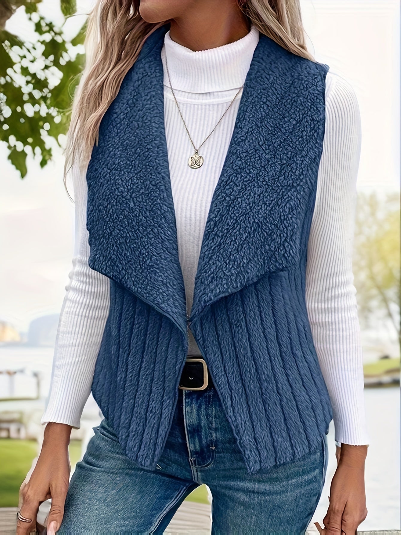 Eva - Elegante Mouwloze Fuzzy Vest met Watervalkraag